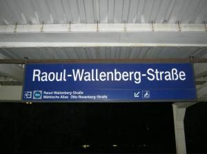 S-Bahn station nabij de Mark Twain bibliotheek in Marzahn